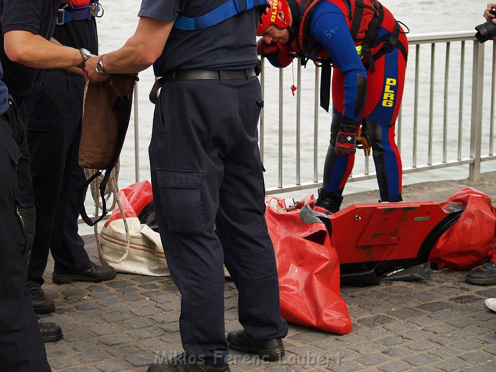 Uebung BF Koeln und DRLG Person im Rhein bei Koeln P957.JPG